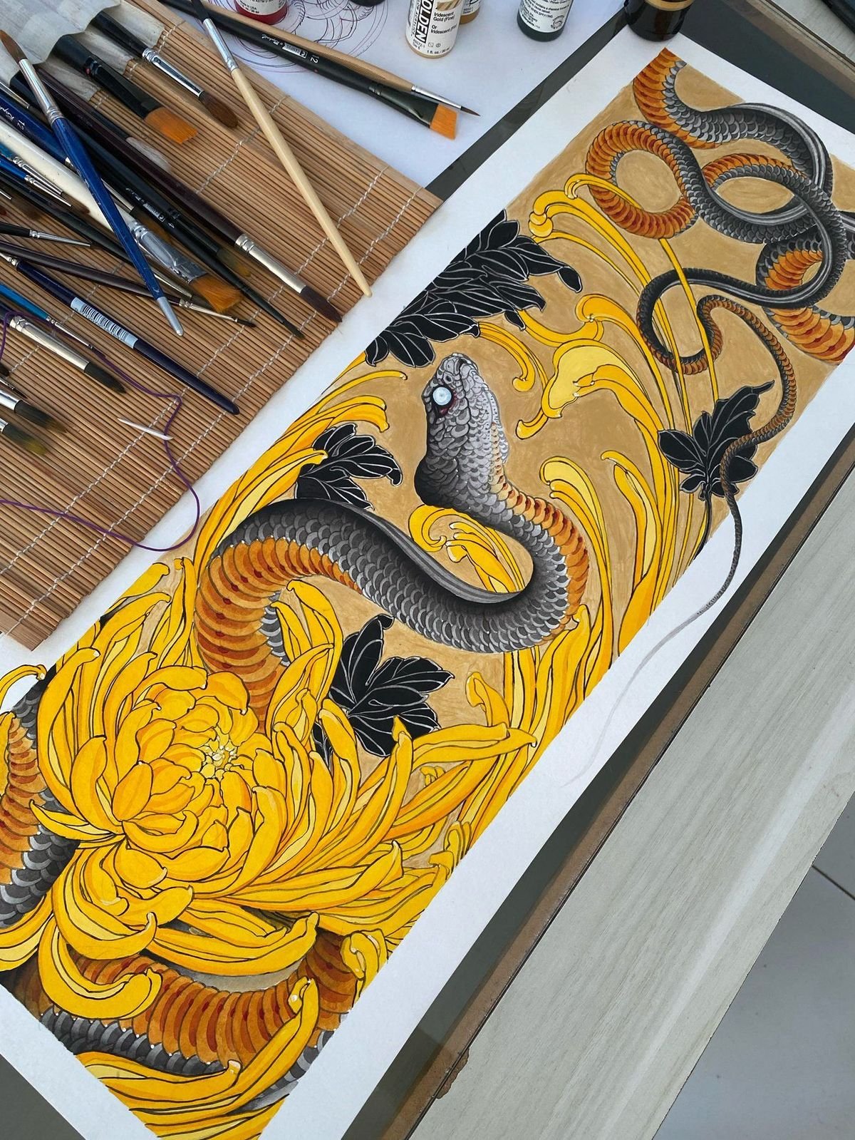 Pintura original de Denis Vazios: serpente entre crisântemos