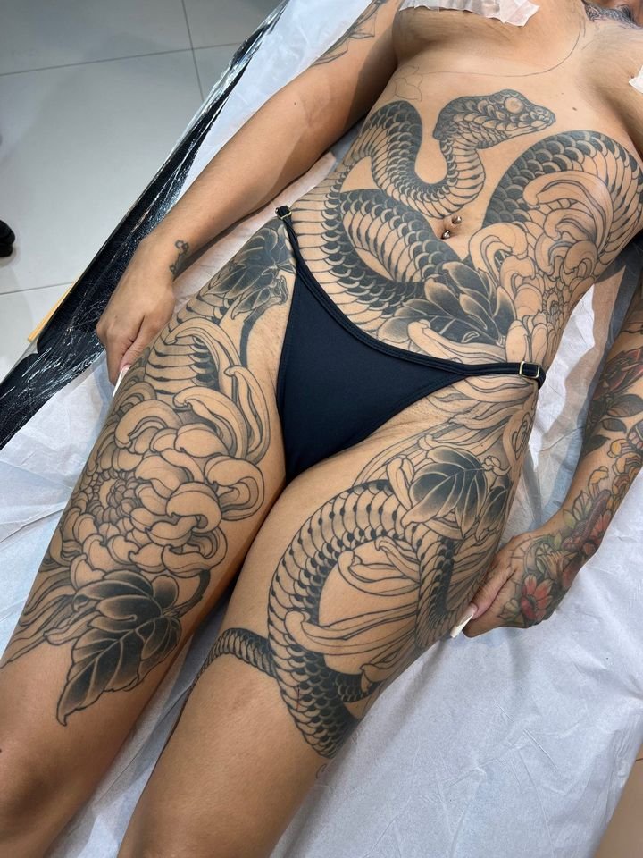 Serpente e crisântemos finalizados em preto e cinza, a mesma peça do freehand