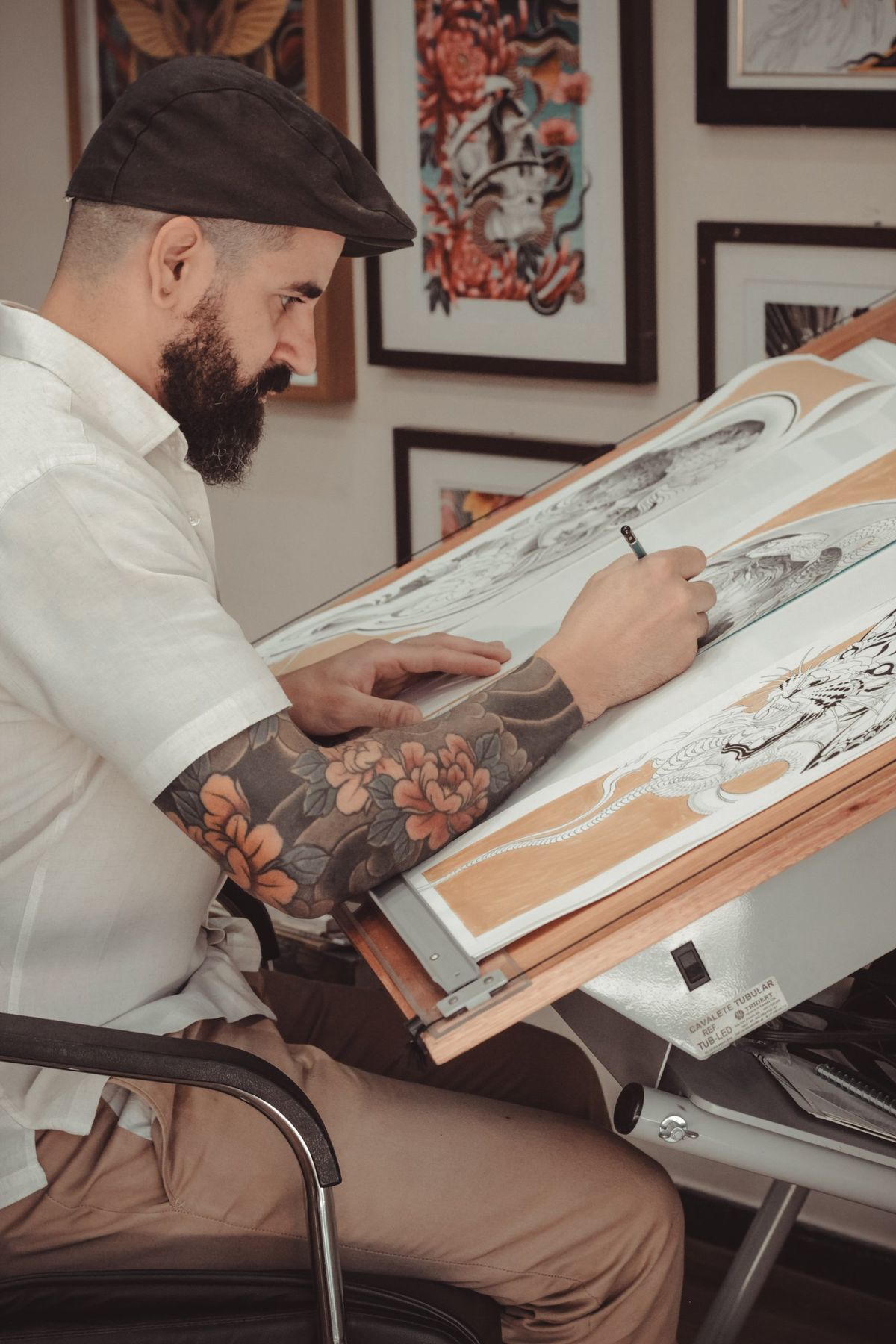 Denis Vazios desenhando na prancheta