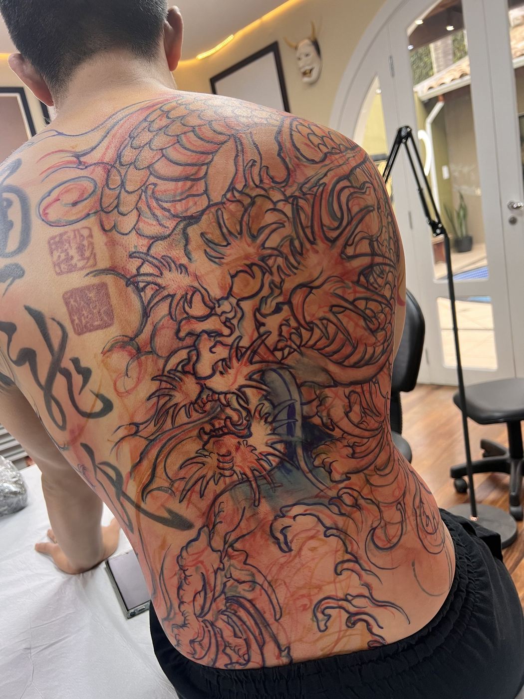 Freehand de dragão desenhado na pele