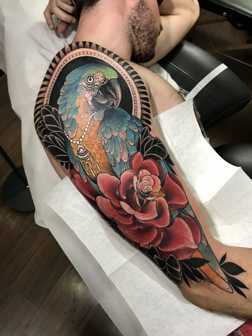 Papagaio e rosa, neo-tradicional