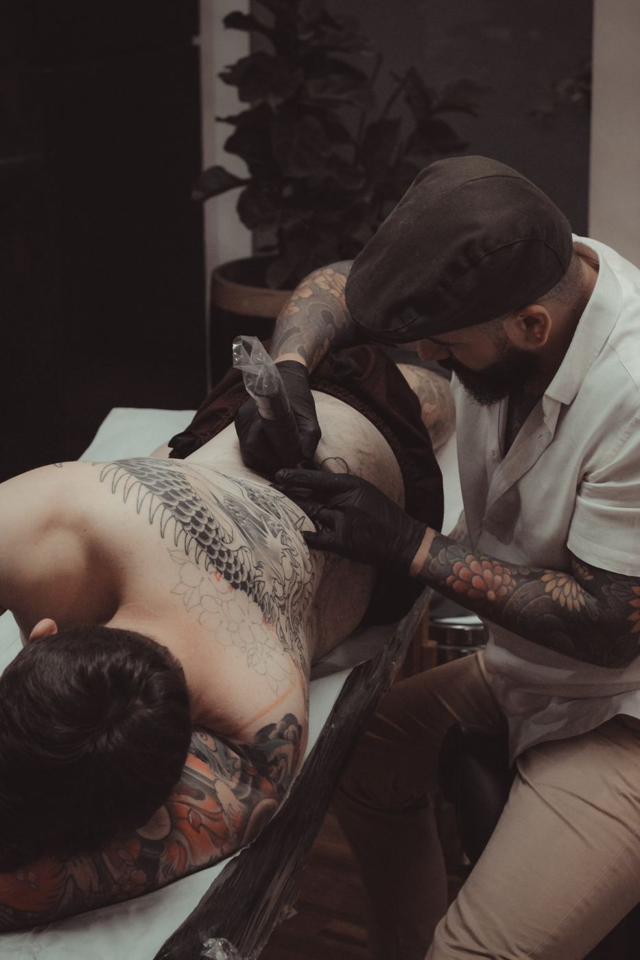 Denis Vazios executando a tatuagem