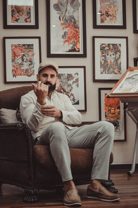 Denis no ateliê, poltrona de couro
