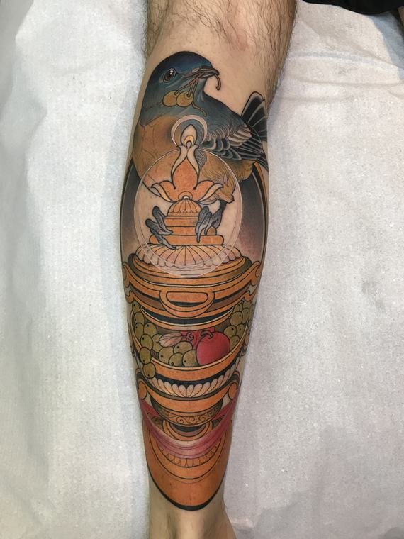 Pássaro e lanterna, tatuagem de Denis Vazios