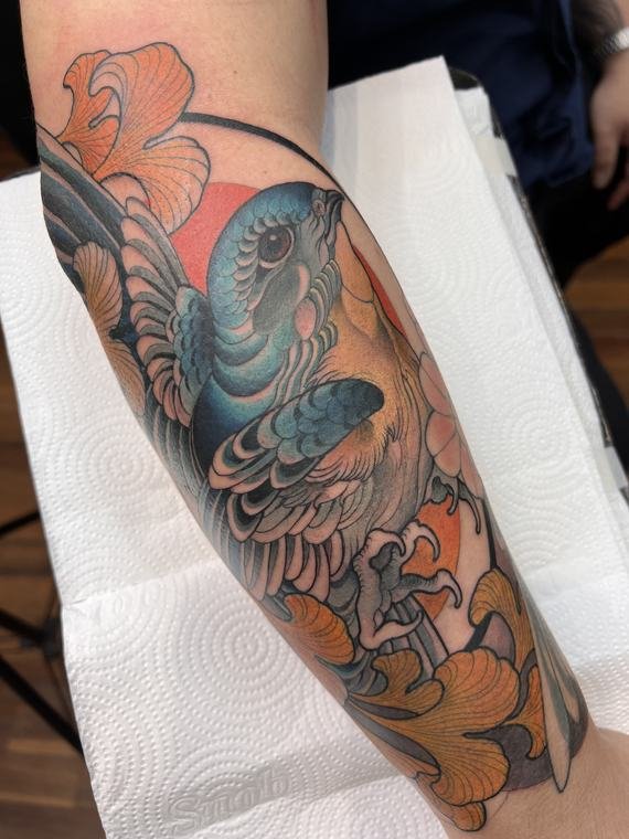 Pássaro e flores, tatuagem neo-tradicional de Denis Vazios