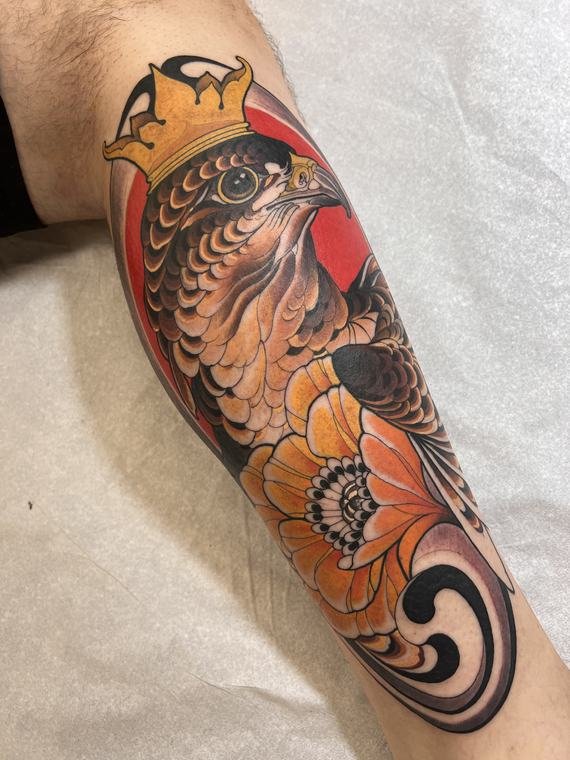 Pássaro coroado, tatuagem de Denis Vazios