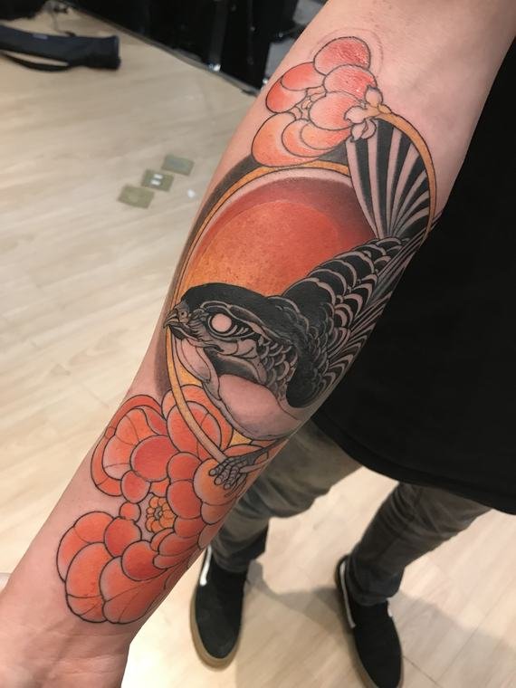 Pássaro e peônia, tatuagem de Denis Vazios