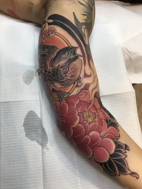 Pássaro e peônias, tatuagem de Denis Vazios