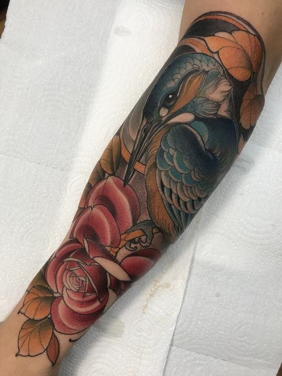 Martim-pescador e rosas, tatuagem de Denis Vazios