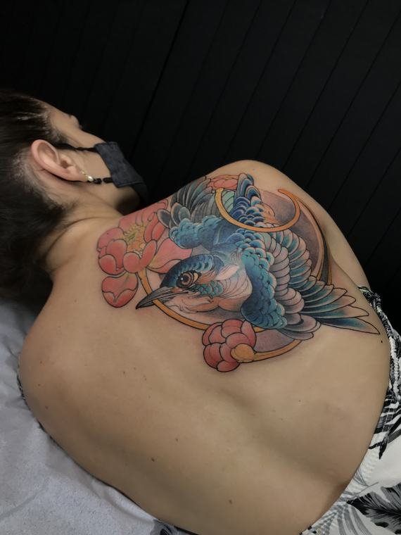 Pássaro e flores, tatuagem de Denis Vazios