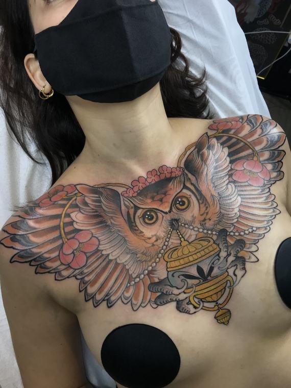 Coruja de asas abertas, tatuagem de Denis Vazios