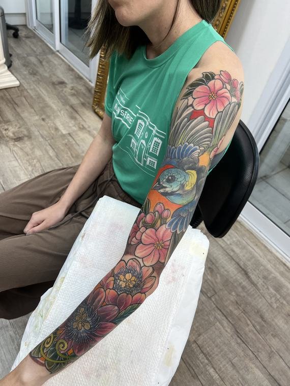 Fechamento floral, tatuagem de Denis Vazios