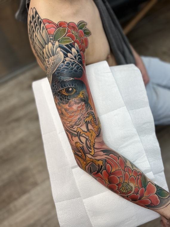 Pássaro e peônias, tatuagem de Denis Vazios