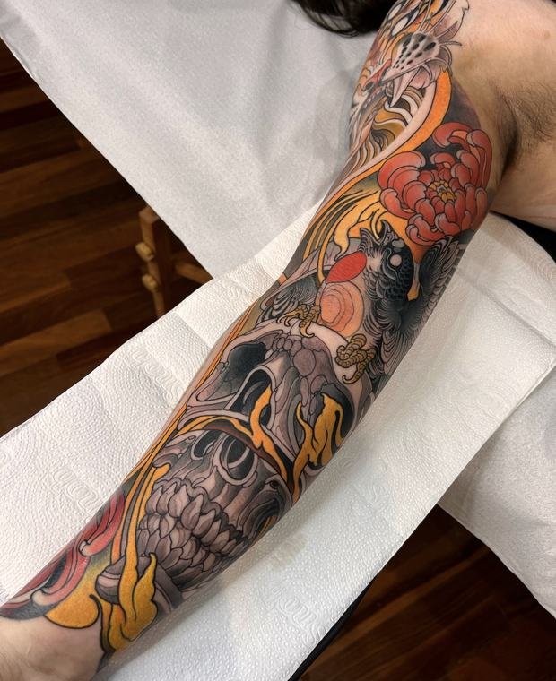 Carpa e crisântemo, tatuagem de Denis Vazios