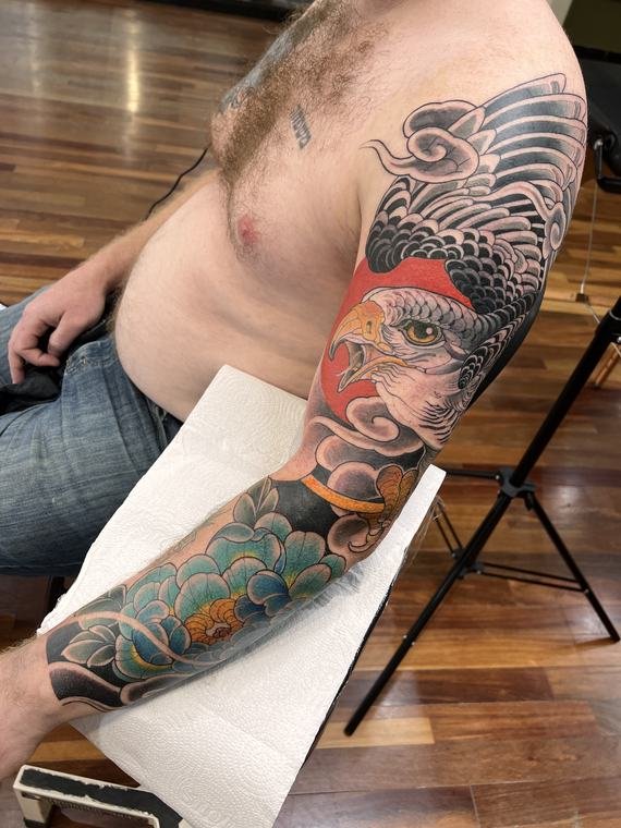 Águia e ondas, tatuagem de Denis Vazios
