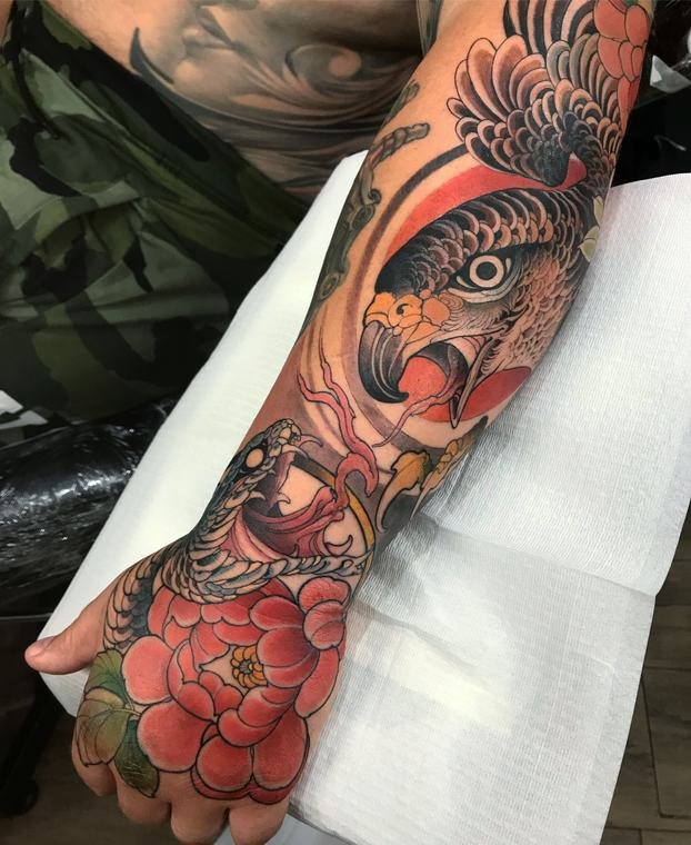 Carpa e peônia, tatuagem de Denis Vazios