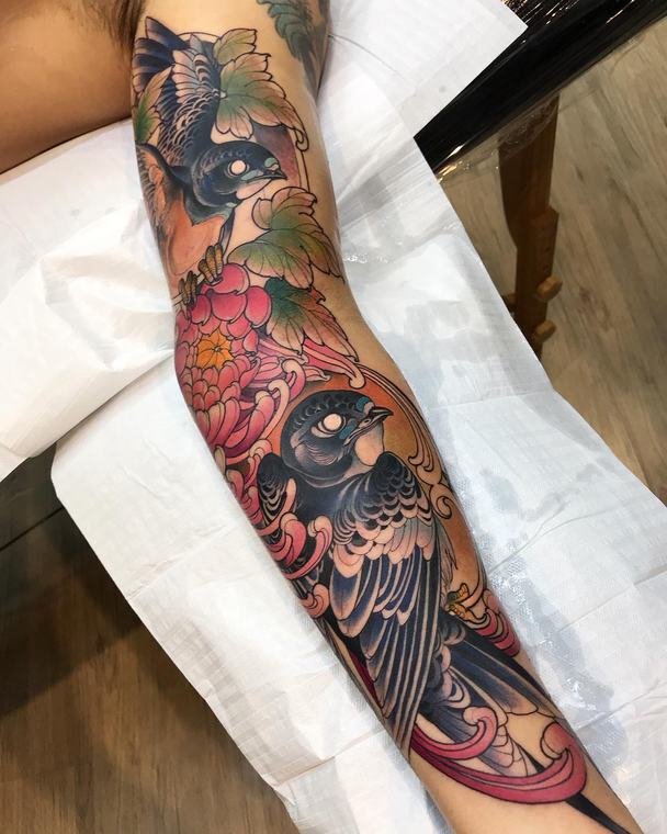 Corvo e flores, tatuagem de Denis Vazios