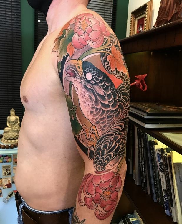 Serpente e peônias, tatuagem de Denis Vazios