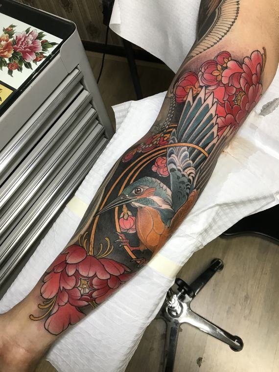 Pássaro e peônias, tatuagem de Denis Vazios