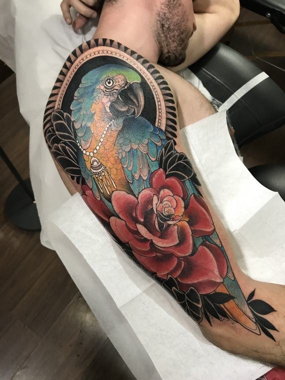 Papagaio e rosa, tatuagem de Denis Vazios