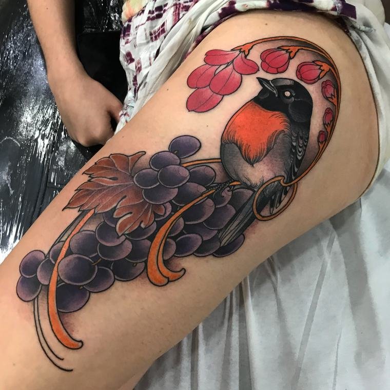Pássaro e uvas, tatuagem de Denis Vazios