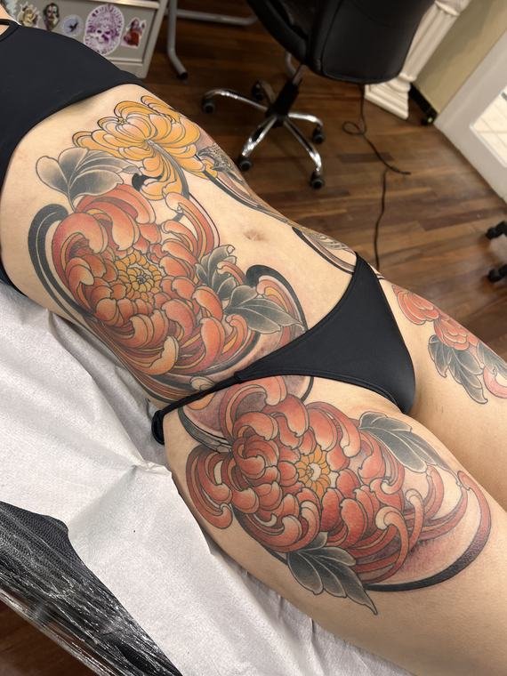 Crisântemo e flores, tatuagem de Denis Vazios