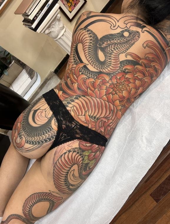 Serpente e crisântemo, tatuagem de Denis Vazios
