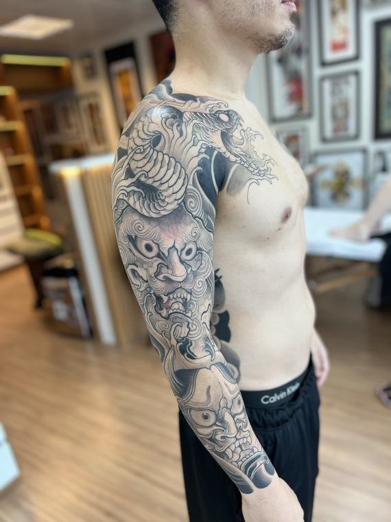Preto e cinza, tatuagem de Denis Vazios