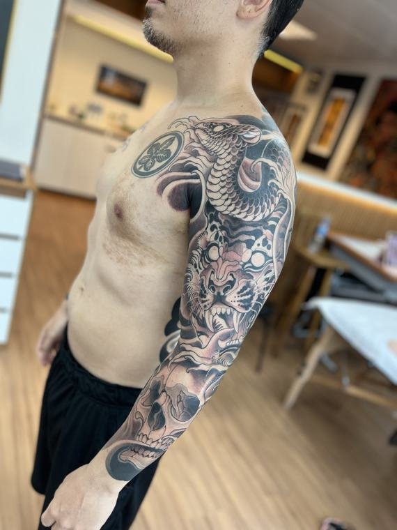 Carpa em preto e cinza, tatuagem de Denis Vazios