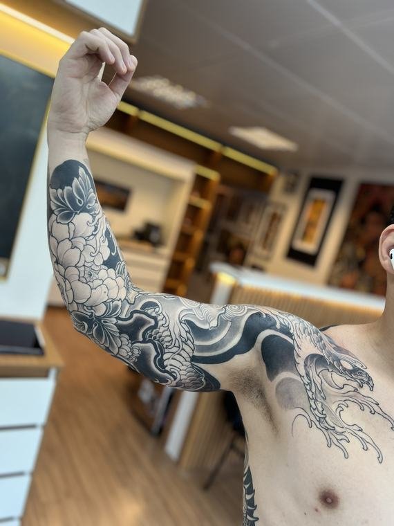 Dragão em preto e cinza, tatuagem de Denis Vazios