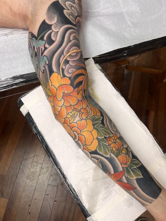 Peônias e ondas, tatuagem de Denis Vazios
