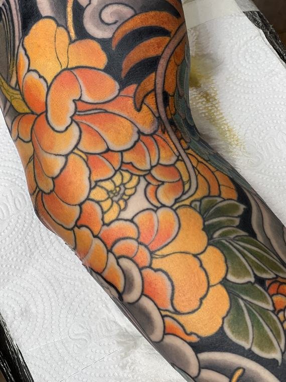 Crisântemo em cor, tatuagem de Denis Vazios