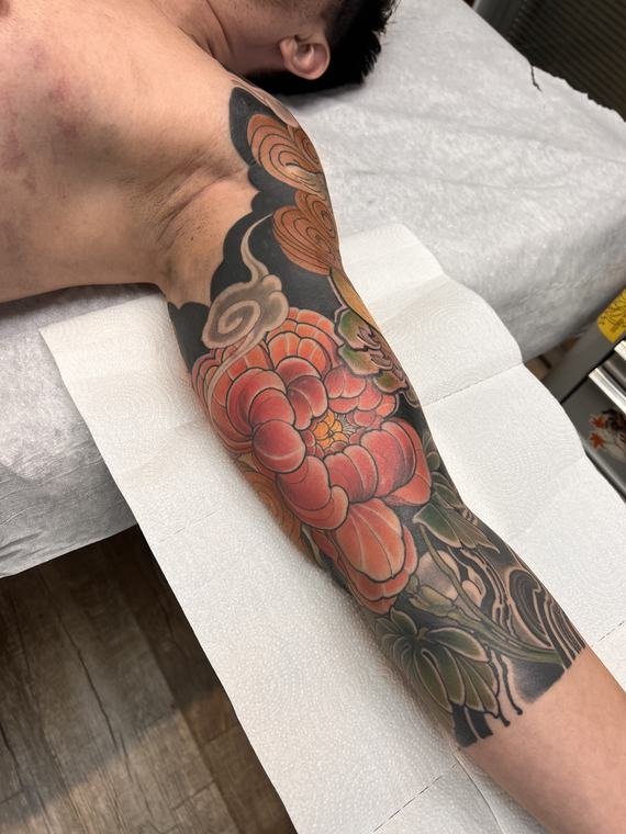 Peônia e ondas, tatuagem de Denis Vazios