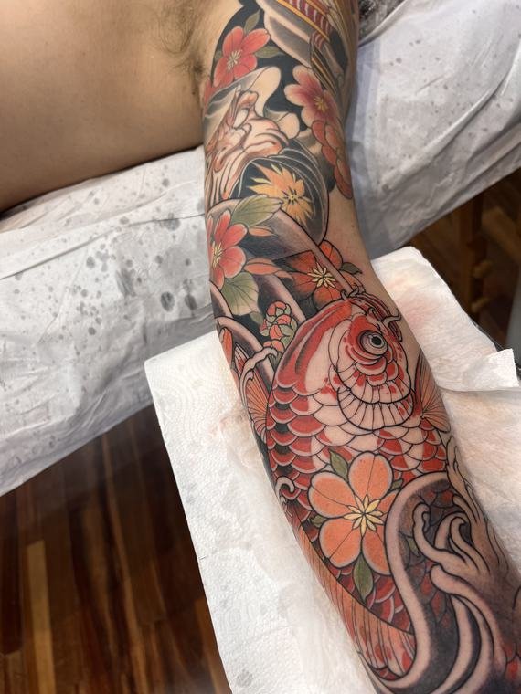 Carpa e flores, tatuagem de Denis Vazios