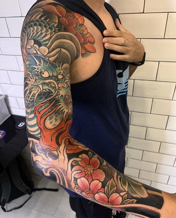Cerejeira e ondas, tatuagem de Denis Vazios