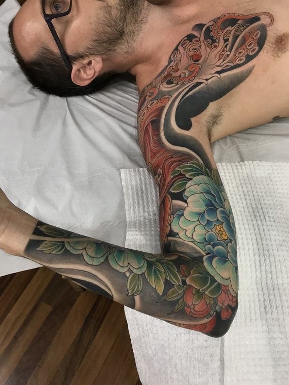 Dragão e ondas, tatuagem de Denis Vazios