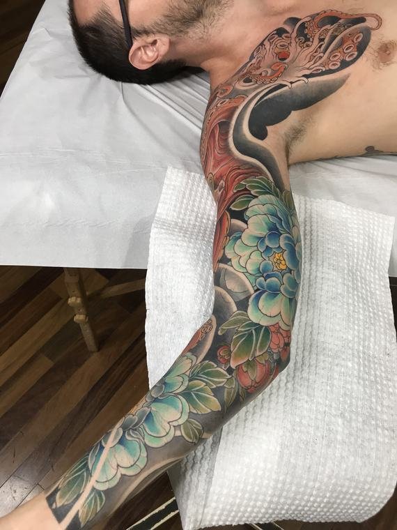 Dragão e peônias, tatuagem de Denis Vazios