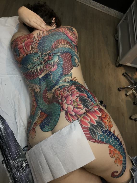 Dragão e peônias, tatuagem de Denis Vazios