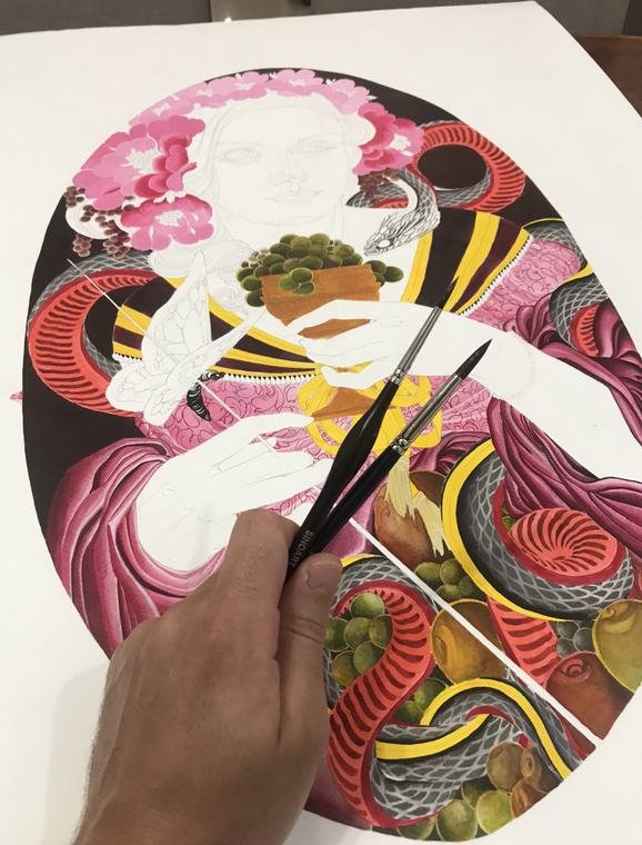 A pintura em execução, pincel na mão